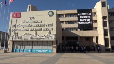 Diyarbakır’daki DEM Partili Belediyelerin ‘Kayyum Nöbeti’ Başladı