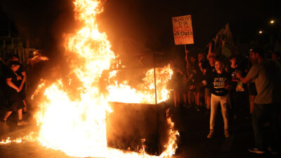 Tel Aviv’de Binlerce Protestocu Erken Seçim Çağrısı Yaptı: Caddeleri Ateşe Verdiler