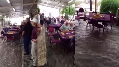 İzmir’de İlginç Olay: Su Baskınına Rağmen Okey Oynamayı Bırakmadılar