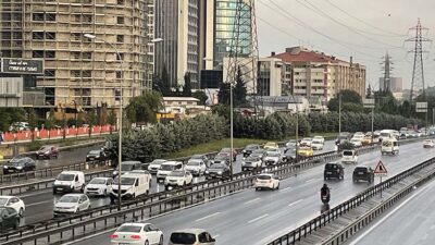 Sağanak Yağış İstanbul Trafiğini Olumsuz Etkiledi