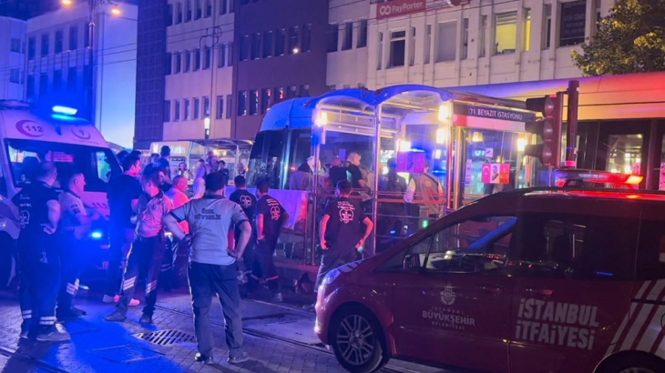 İstanbul’da kahreden olay! Beyazıt’ta raylara düşen adam tramvayın kaldı
