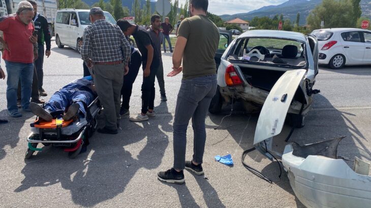 Burdur-Antalya karayolunda iki otomobil çarpıştı: 4 yaralı