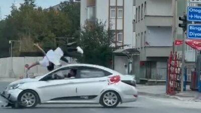 Otomobil Scooterla Çarpıştı: 2 Kişi Havaya Savruldu! Çarpışma Anı Kamerada