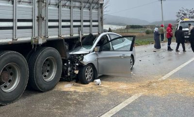 Otomobil kamyonun altına girdi, sürücü araç içinde sıkıştı