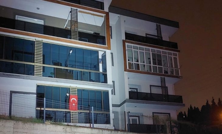 Kolonlardan gelen sesler panik yarattı: 4 katlı bina boşaltıldı