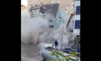 Riskli bina yıkım esnasında çöktü