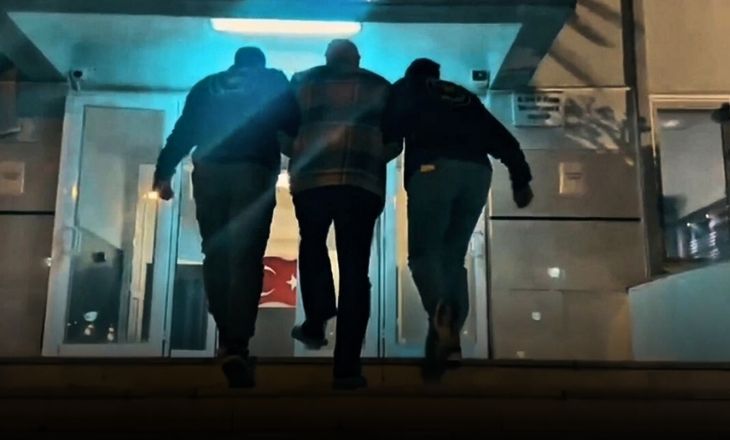 Kırmızı ve yeşil bültenle aranan 2 şüpheli yakalandı