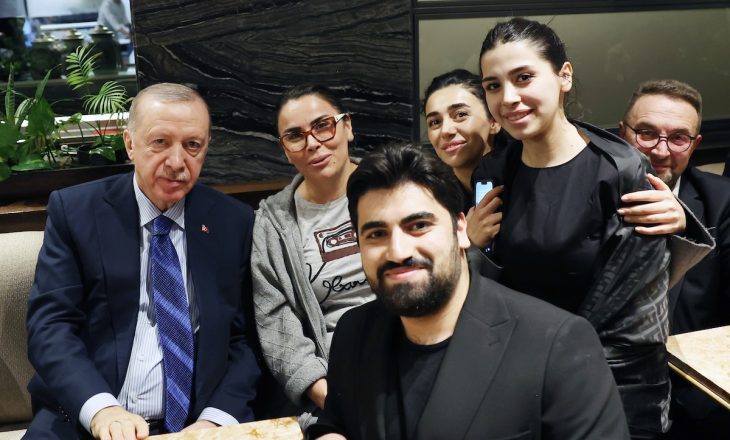 Cumhurbaşkanı Erdoğan bir kafede vatandaşlarla sohbet etti