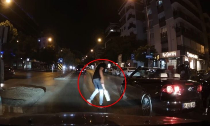 İzmir’de ‘döner bıçaklı’ trafik kavgası kamerada