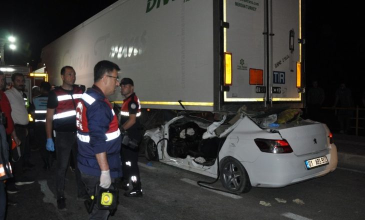 Yol kenarındaki tıra arkadan çarpan araçtaki 2 kişi yaşamını yitirdi