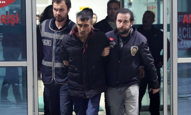 İki kardeşi evlerinde bıçaklayarak öldürdüğü iddia edilen zanlı Sivas’a getirildi