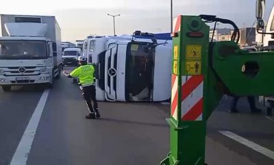 Pendik TEM Otoyolu’nda TIR devrildi; İstanbul yönünde yoğunluk