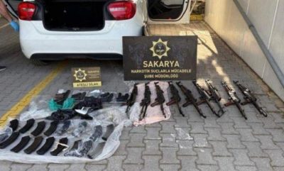 Polis memurunun aracından cephanelik çıktı