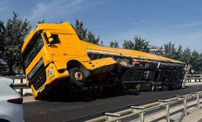 Domates yüklü TIR devrildi
