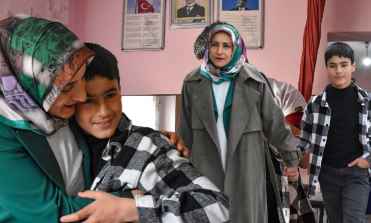 O çocuk desteksiz yürümeye başladı