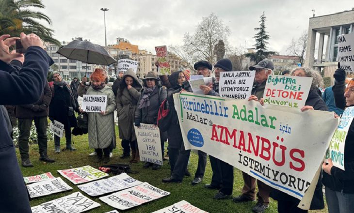 Adalılar, İBB önünde “azmanbüs” eylemi yaptı