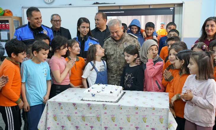 Emniyet müdüründen doğum günü sürprizi