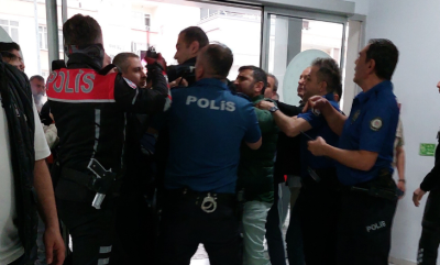 Cezaevinde birlikte yattığı ağabeyi, berberde kafasından vurdu