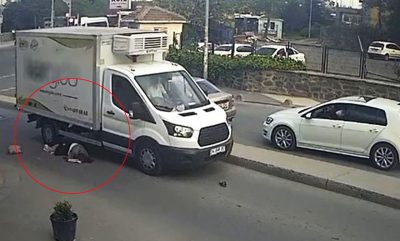 Yolun karşısına geçerken kamyonet üzerinden geçti!