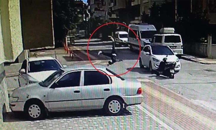 Kavşakta feci kaza: Motosiklet sürücüsü metrelerce havaya fırladı