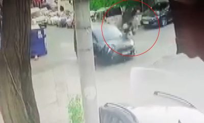 Motosikletli araca çarptı, havada takla attı