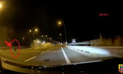 Otoyolda dehşet anı kamerada! 9 yaşındaki çocuk otomobilden fırladı