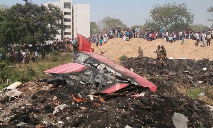 Hindistan’da yolcu uçağı düştü: 244 kişi bulunuyordu